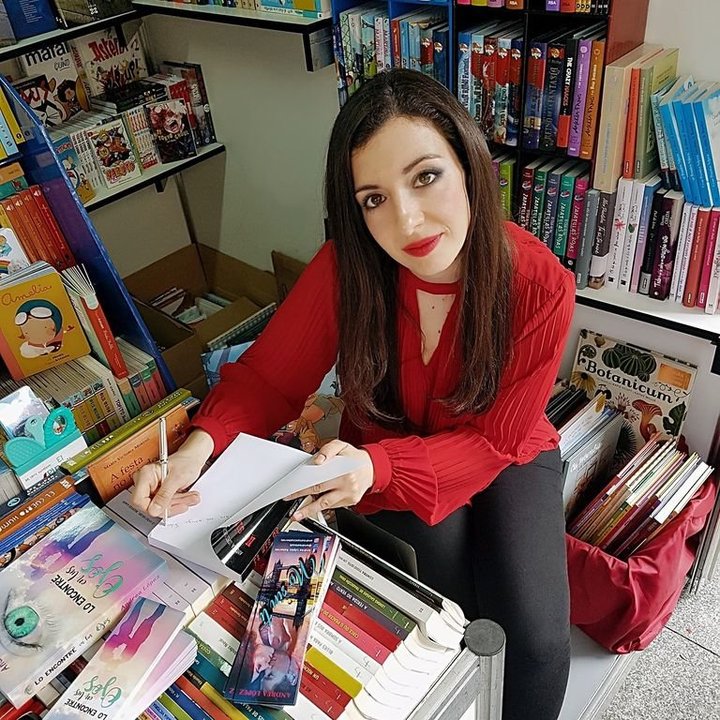 La escritora viguesa Andrea López en una firma de libros.