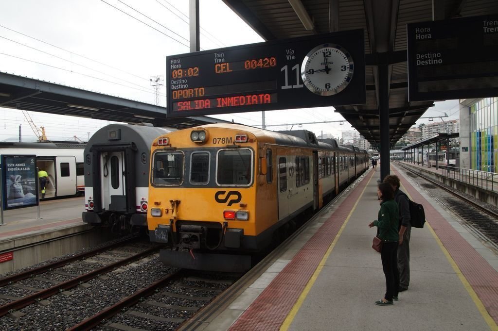 El tren Celta Vigo-Oporto, de Renfe y Comboios de Portugal, en la estación viguesa.