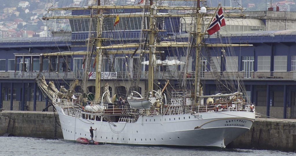 El velero, de 850 toneladas, atracado ayer en el puerto de Vigo, donde hoy abrirá sus puertas al público para ser visitado.