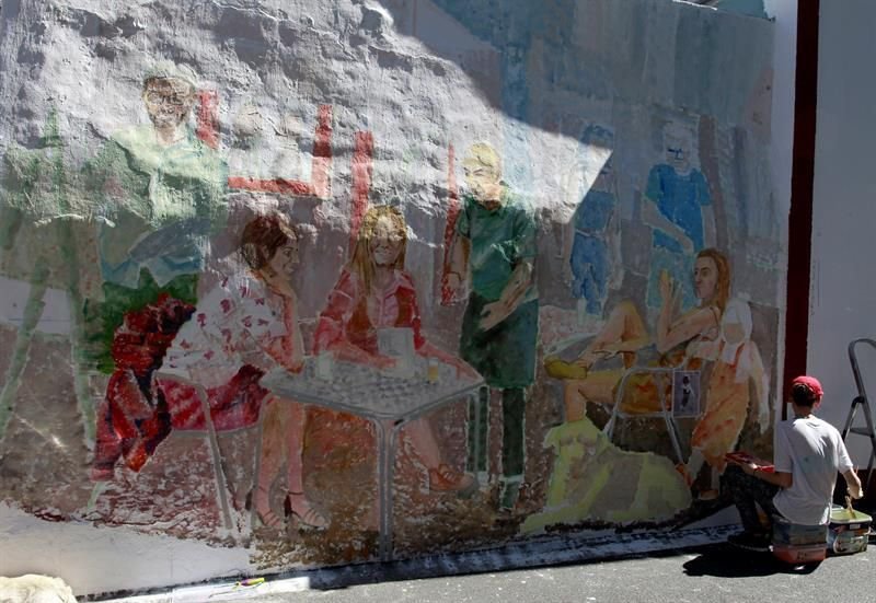 Uno de los pintores participantes en la fiesta cultural de Las Meninas del barrio de Canido, en Ferrol.