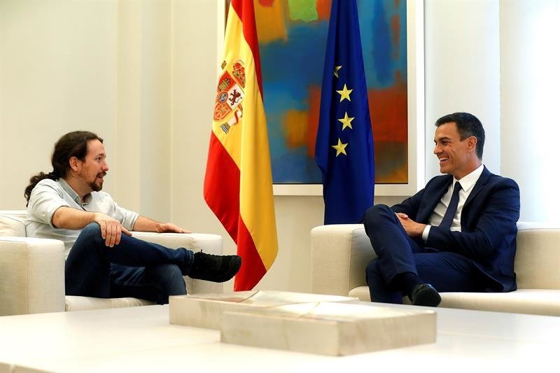 El presidente del Gobierno, Pedro Sánchez (d), y el secretario general de Podemos, Pablo Iglesias (i)