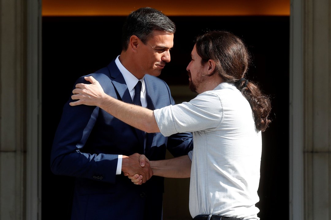 Sánchez saluda a Iglesias a la llegada del líder de Podemos al palacio de la Moncloa.