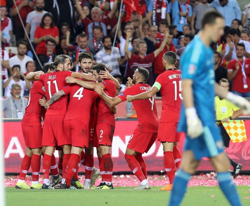 Okay Yokuslu, tercero por la izquierda, celebra el gol de Turquía ante Rusia.