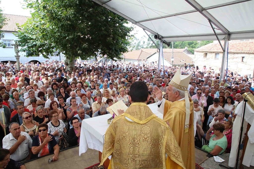 Poco después del mediodía, el acto central de la celebración mariana, con la misa ante la ermita con el obispo Luis Quinteiro.