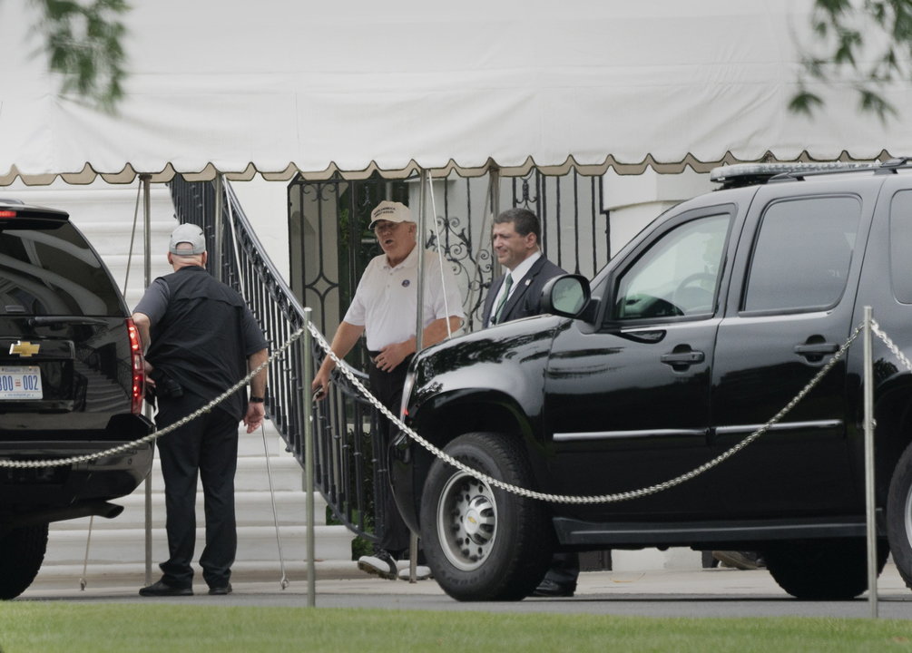 Trump sale ayer de la Casa Blanca para dirigirse a jugar al golf.