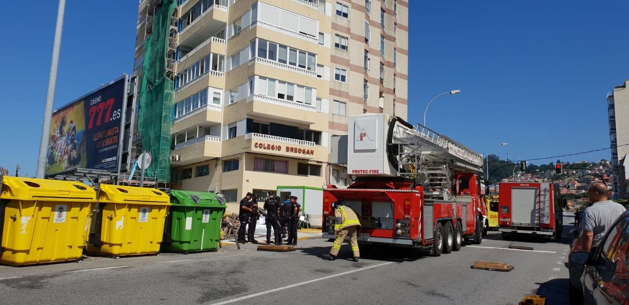 Los bomberos en el edificio Breogan en el numero 35 de la calle Cantabria // JV Landín