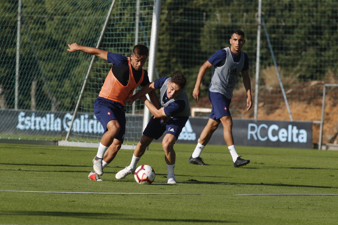 Fran Beltrán y Emre Mor disputan un balón ante Júnior Alonso en el entrenamiento de ayer en A Madroa.