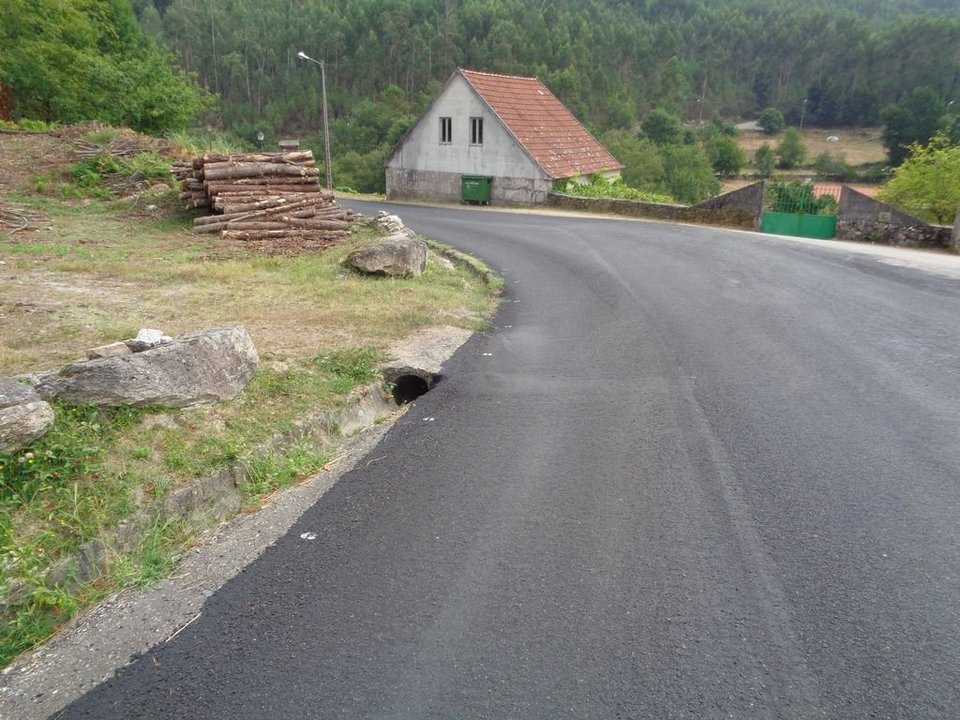 Una de las carreteras de Pazos de Borbén mejoradas.