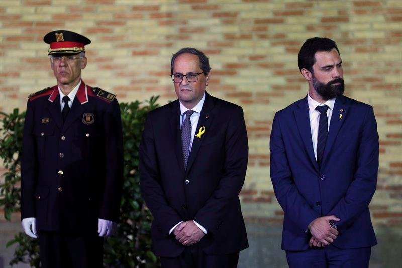 El presidente de la Generalitat Quim Torra (c), el presidente del Parlament Roger Torrent (d) y el jefe de los Mossos d&#39;Esquadra Miquel Esquius (i)