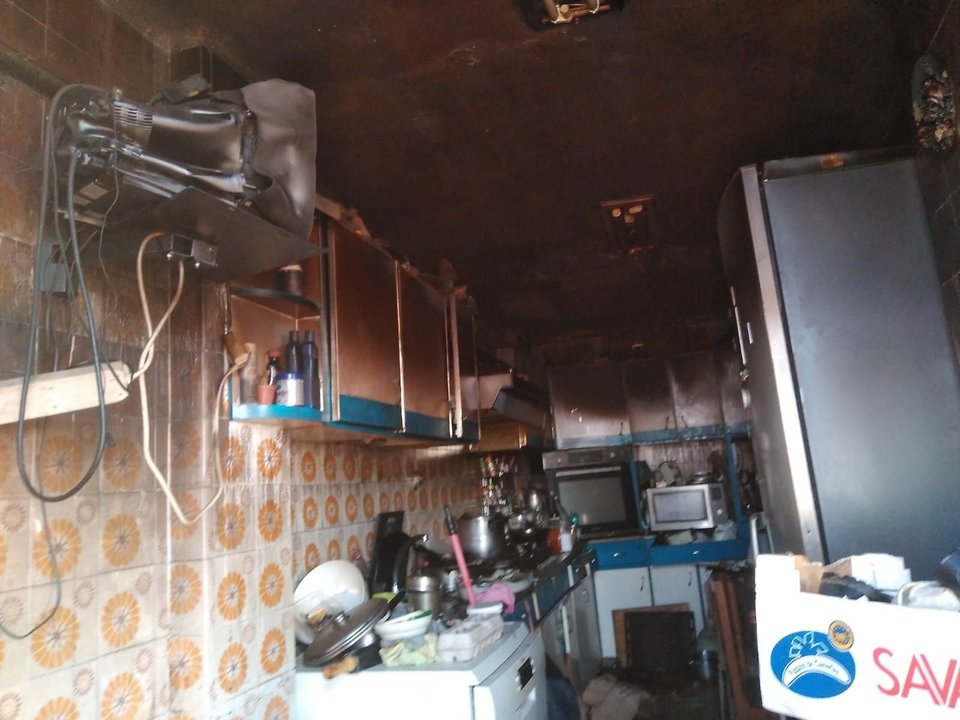 Estado en el que quedó la cocina de la vivienda en la que se declaró el lunes el incendio.