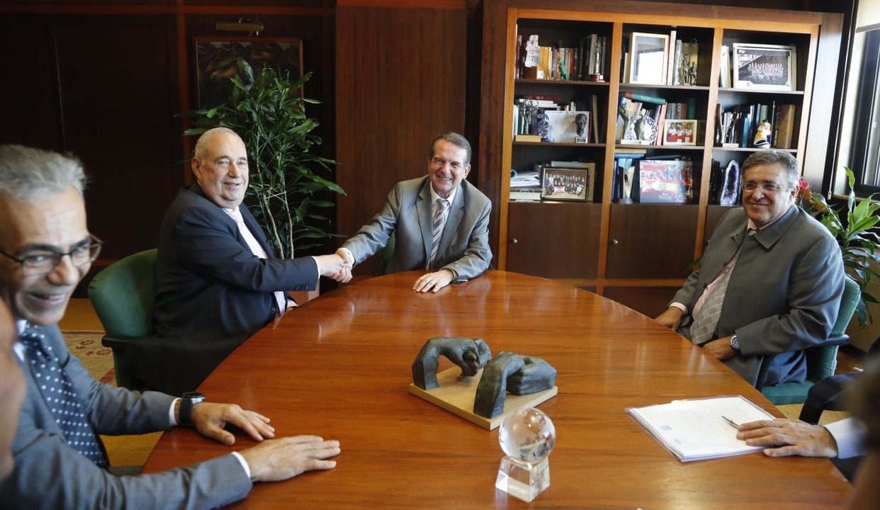 Abel Caballero y Manuel Jove firman la venta del hotel Samil // JV Landin