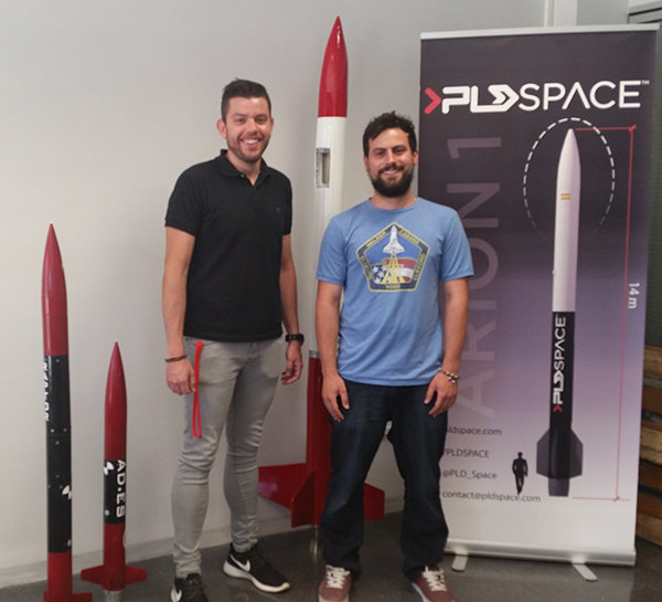 Dos miembros de PLD Space.