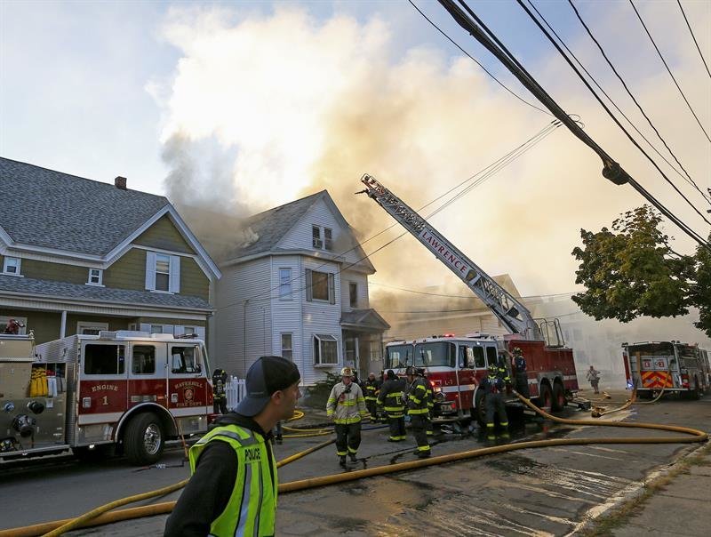 Una serie de explosiones de gas en ciudades al norte de Boston Massachusetts incendiaron casas y forzaron la evacuación obligatoria de los residentes