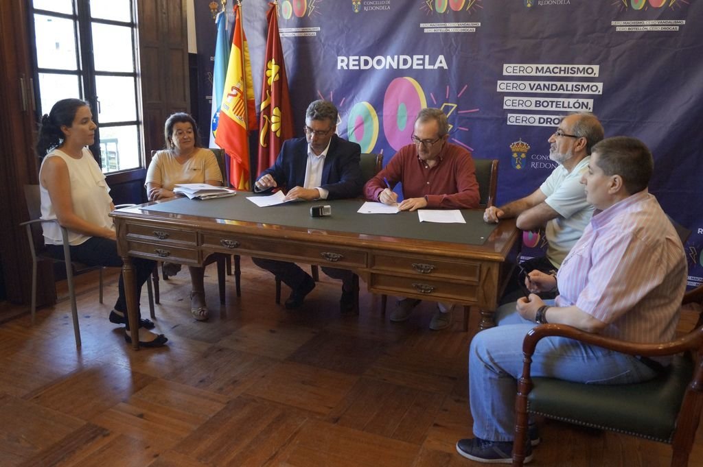 Un momento de la firma del convenio con Cáritas y el Ayuntamiento de Redondela.