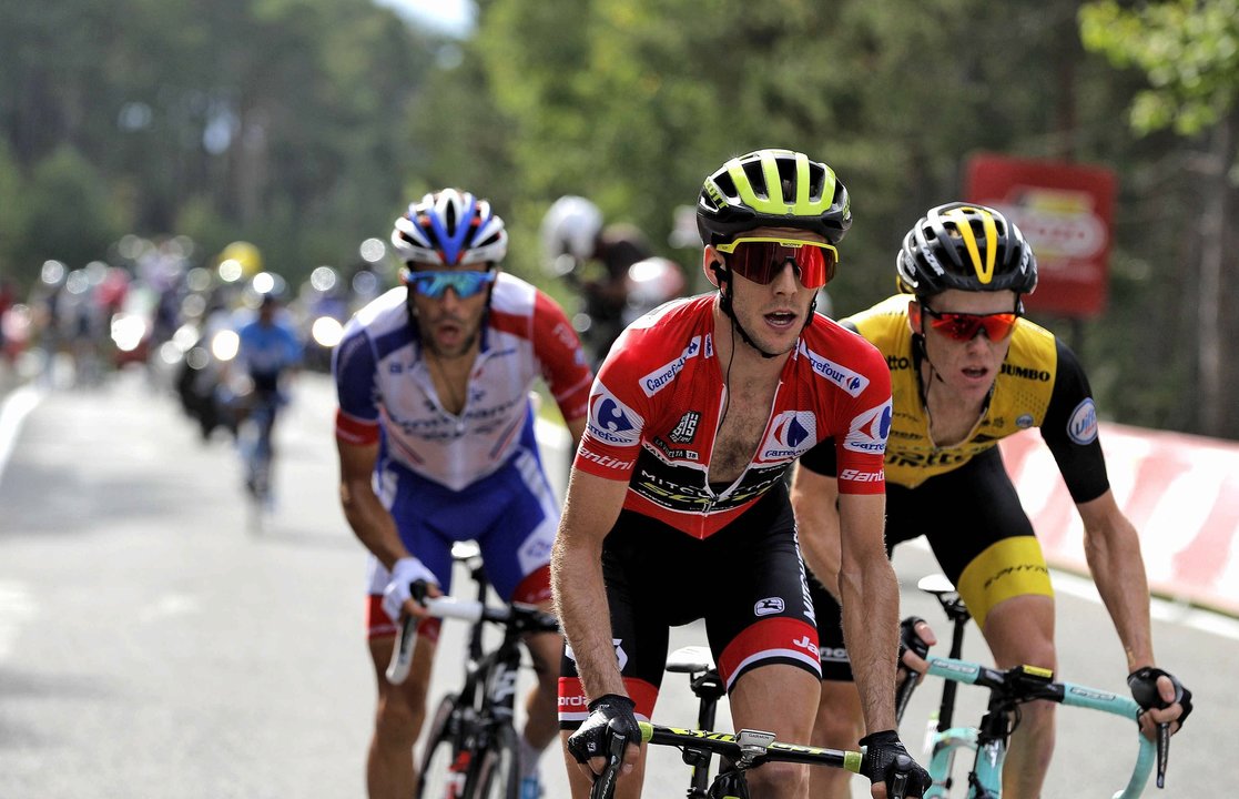 Simon Yates, con Thibaut Pinot (i) y Kruijswijk, en la etapa de ayer.