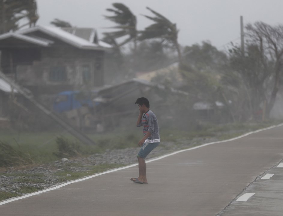 Un hombre intenta hacer frente a los espectaculares vientos del tifón Mangkhut.