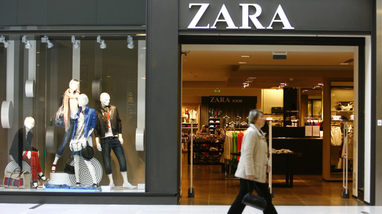 Exterior de una de las tiendas de ropa de Zara, uno de los emblemas del gigante textil gallego Inditex.