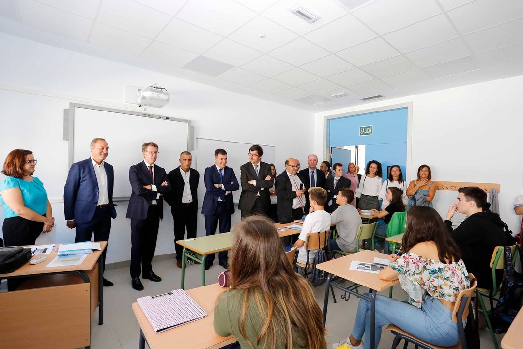El alcalde de Soutomaior junto al presidente de la Xunta, saludando en una de las aulas del centro.