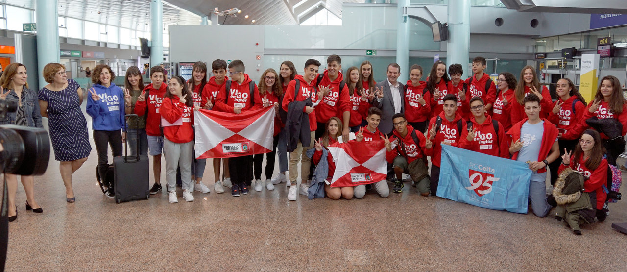 El alcalde Abel Caballero se hizo una foto con los 38 estudiantes que ayer viajaron a Inglaterra. Más temprano salieron otros 12.