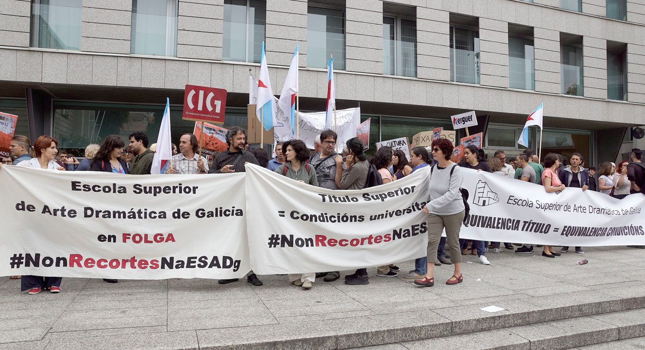 Alumnos y profesores se manifestaron a mediodía ante las puertas de la Xunta en Vigo.