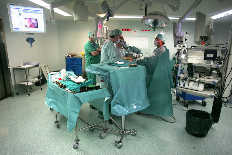 Un equipo del CHUO lleva a cabo una intervención quirúrgica.
