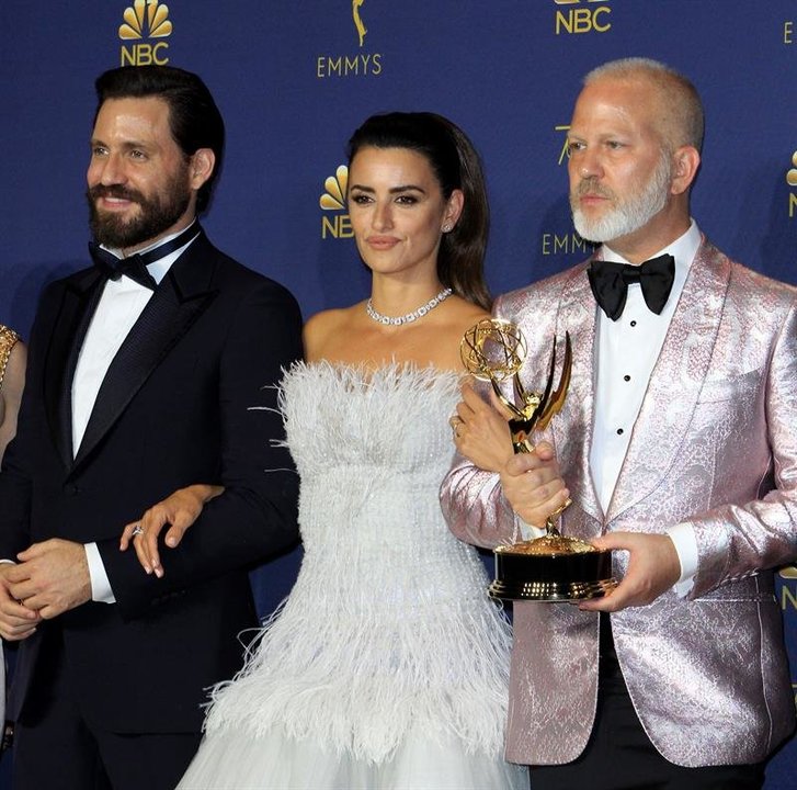 Edgar Ramirez (i), Penélope Cruz (c), y Ryan Murphy (d) posan con el Emmy a la Mejor Miniserie por El asesinato de Gianni Versace