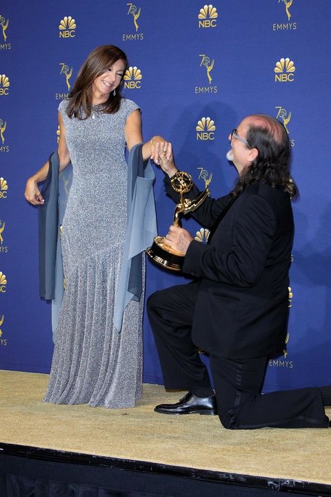 El director estadounidense Glenn Weiss (d) sostiene el Emmy a Mejor Director por un Programa de Variedades junto a su prometida Jan Svendsen (i)
