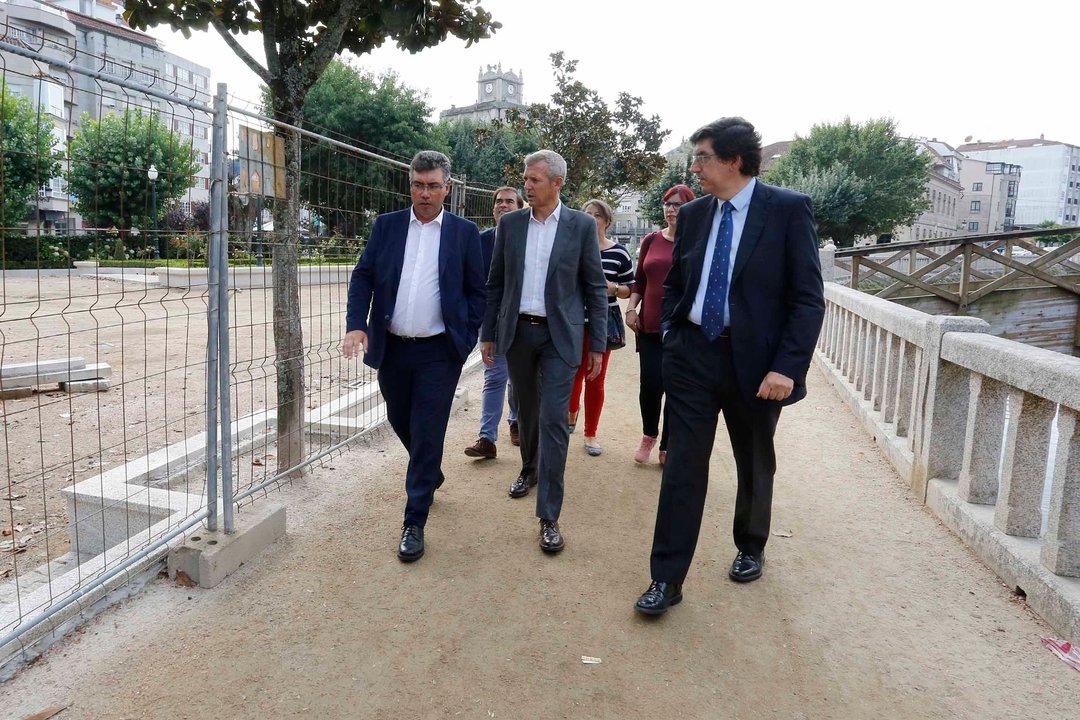 Alfonso Rueda con el alcalde Javier Bas y el delegado de la Xunta en Vigo durante el recorrido por la obra de la Alameda.