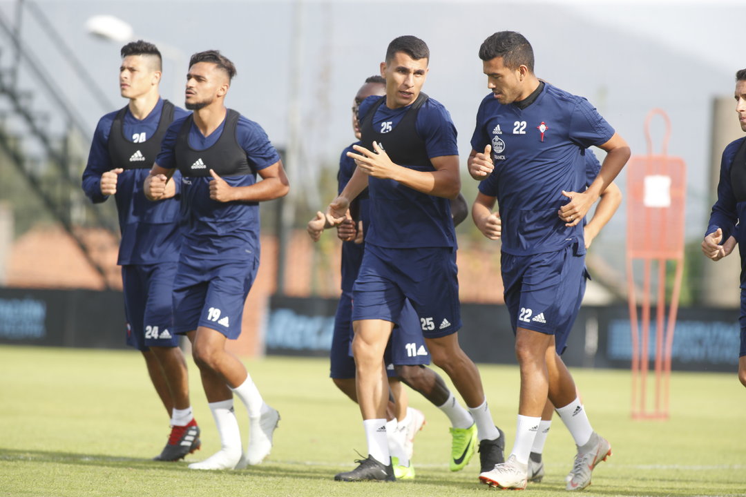 Roncaglia, Boufal, Júnior Alonso y Gustavo Cabral, ayer, en el entrenamiento del Celta en las instalaciones deportivas de A Madroa.