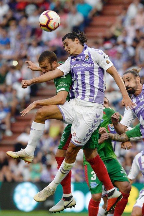 Enes Unal, atacante del Valladolid, disputa un balón con Laguardia, del Alavés, el pasado domingo.