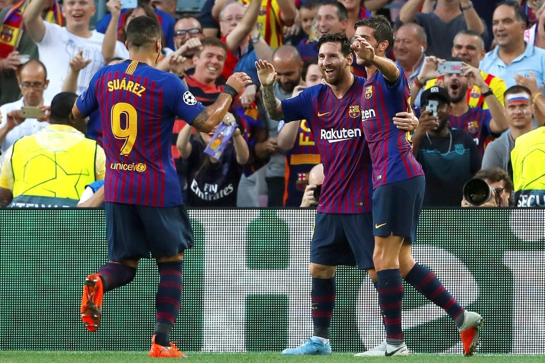 Luis Suárez, Messi y Sergi Roberto celebran uno de los goles del argentino, ayer, en el Camp Nou.