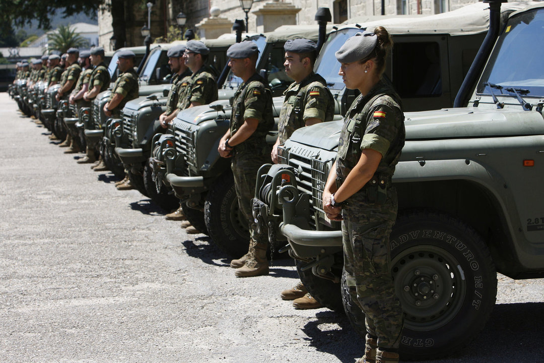 Miembros de las patrullas del Ejército desplegadas en los montes gallegos.