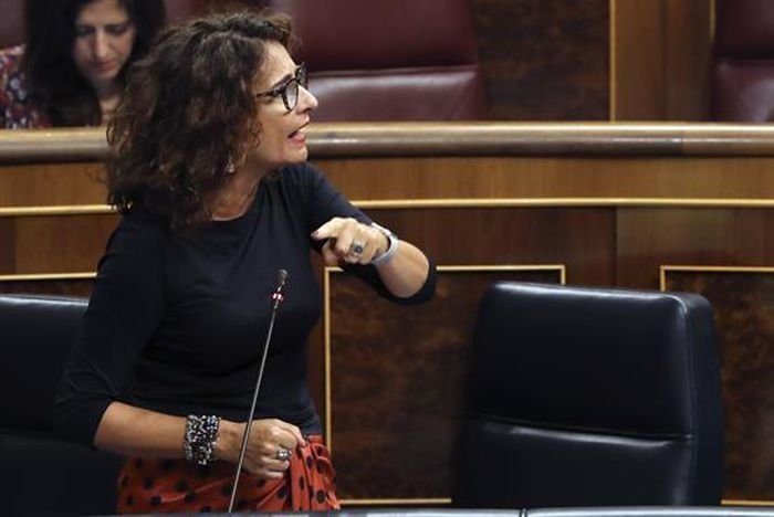 La ministra de Hacienda, María Jesús Montero, durante su intervención en la sesión de control al Gobierno este miércoles en el Congreso de los Diputados.