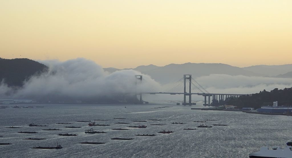La niebla cobra vida cuando avanza en  la  Ría de Vigo