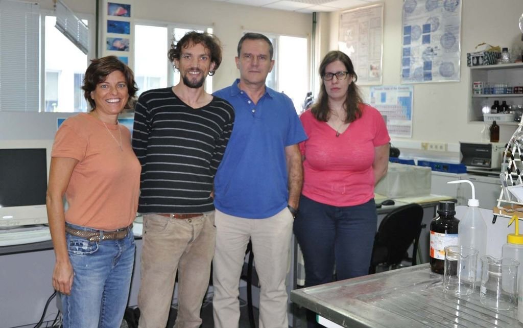 Barone y Guisande, con parte del equipo en la Universidad de Vigo.