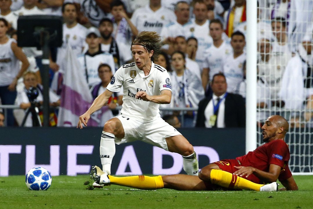 Modric supera a N&#39;zonzi en una acción del partido de ayer en el Bernabéu.