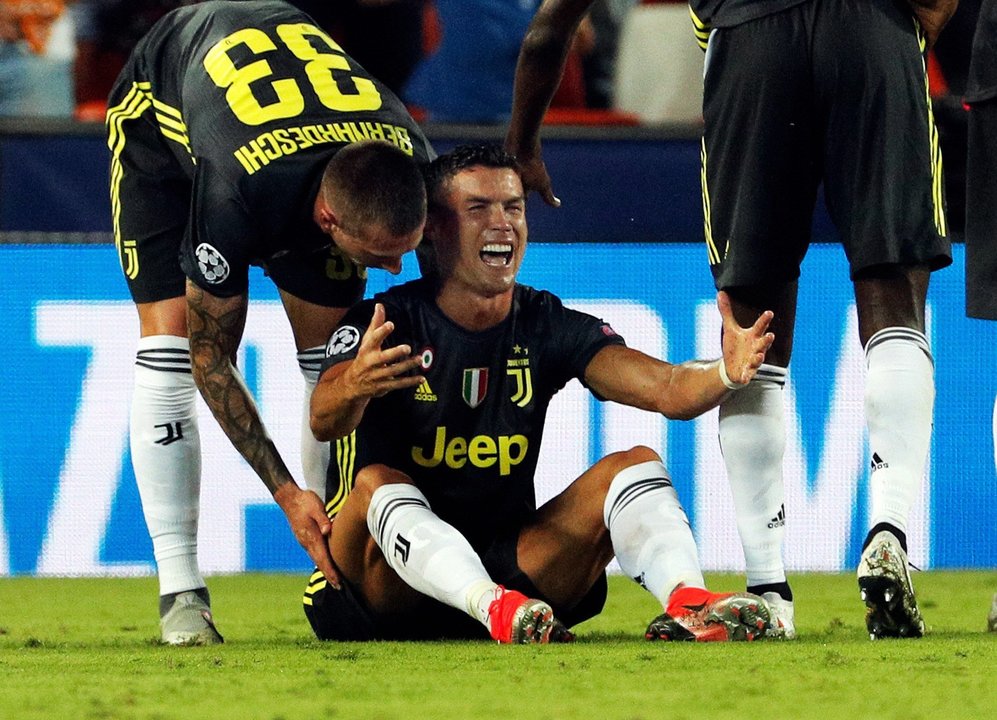 El portugués Cristiano Ronaldo llora tras ser expulsado ayer en el estadio de Mestalla.