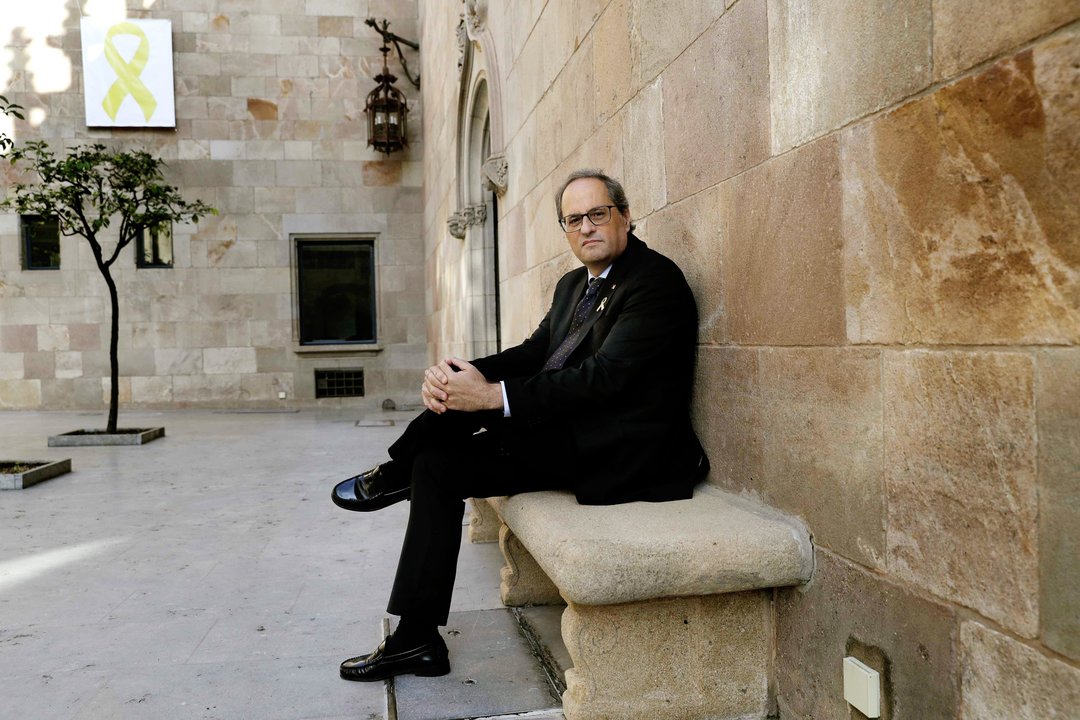 Quim Torra, ayer sentado en un banco en el Palau de la Generalitat.
