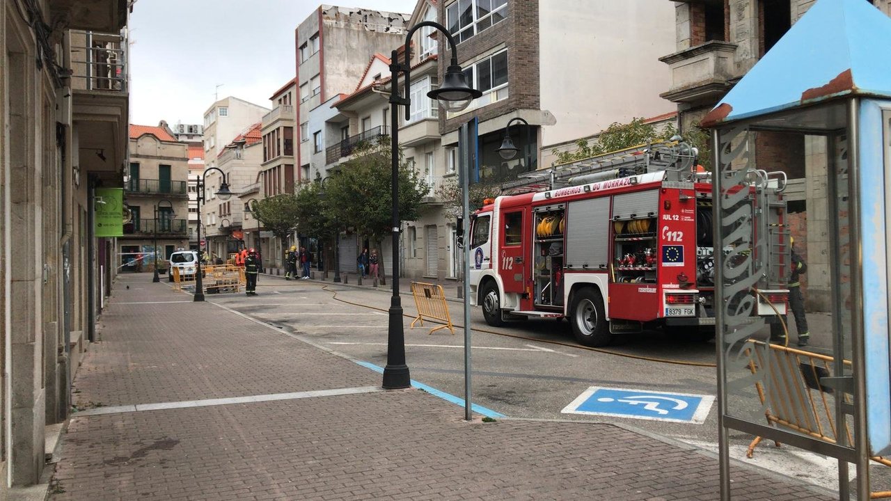 Un escape de gas a causa de unas obras obliga a acordonar una calle en Cangas