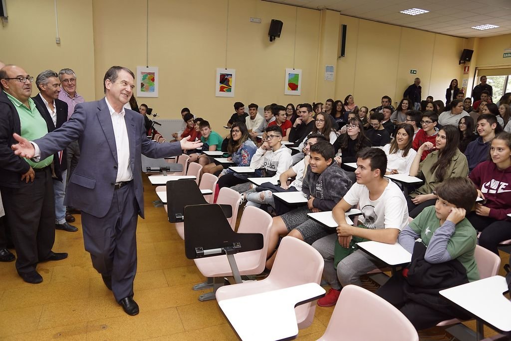 El alcalde y el jefe territorial de Educación inauguraron el curso en el instituto Ricardo Mella.