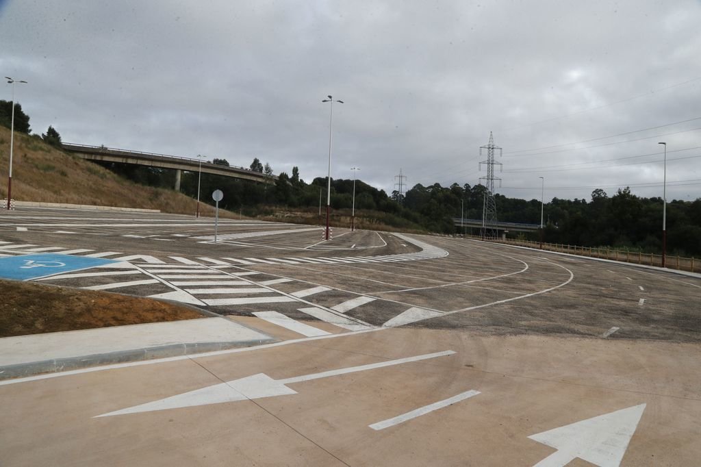 El aparcamiento municipal en el hospital Álvaro Cunqueiro, que hoy se inaugura.