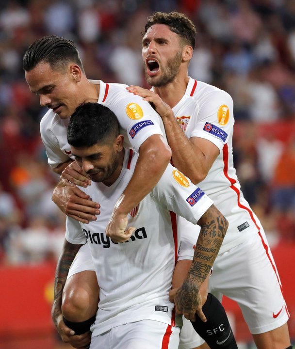 Banega, Roque Mesa y Sergi Gómez celebran un gol ayer.