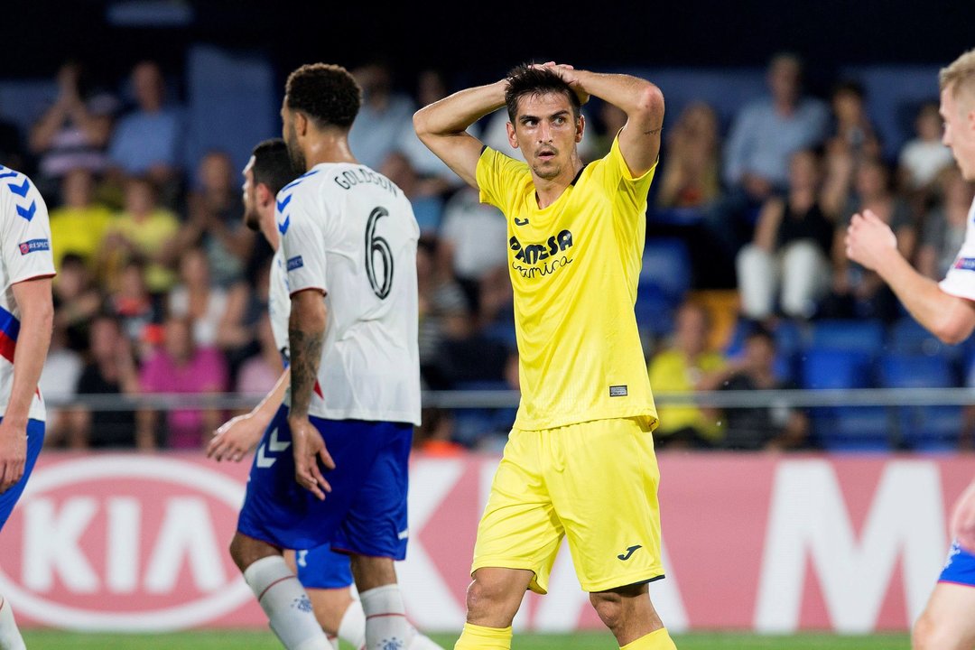 Gerard Moreno, autor de un gol ayer, se lamenta de un error.