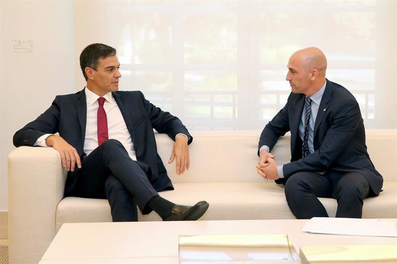Pedro Sánchez (i), durante el encuentro con el presidente de la Federación Española de Fútbol, Luis Rubiales