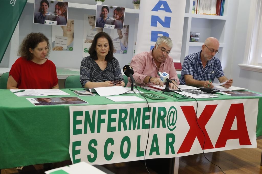 En el centro de la mesa, Carmen García Rivas y Julio Díaz, en la sede del sindicato Satse.