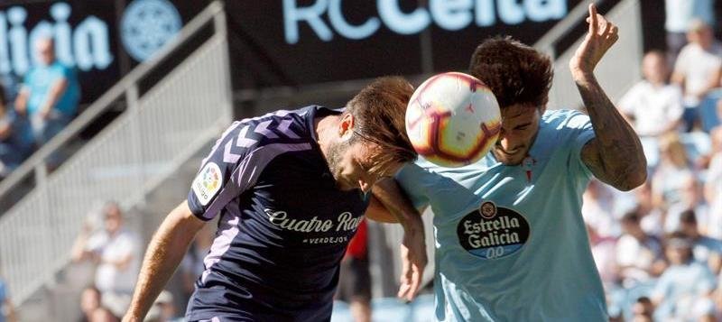 El defensa del Celta de Vigo, David Costas (d), pugna por un balón con el delantero croata del Valladolid, Duje Cop