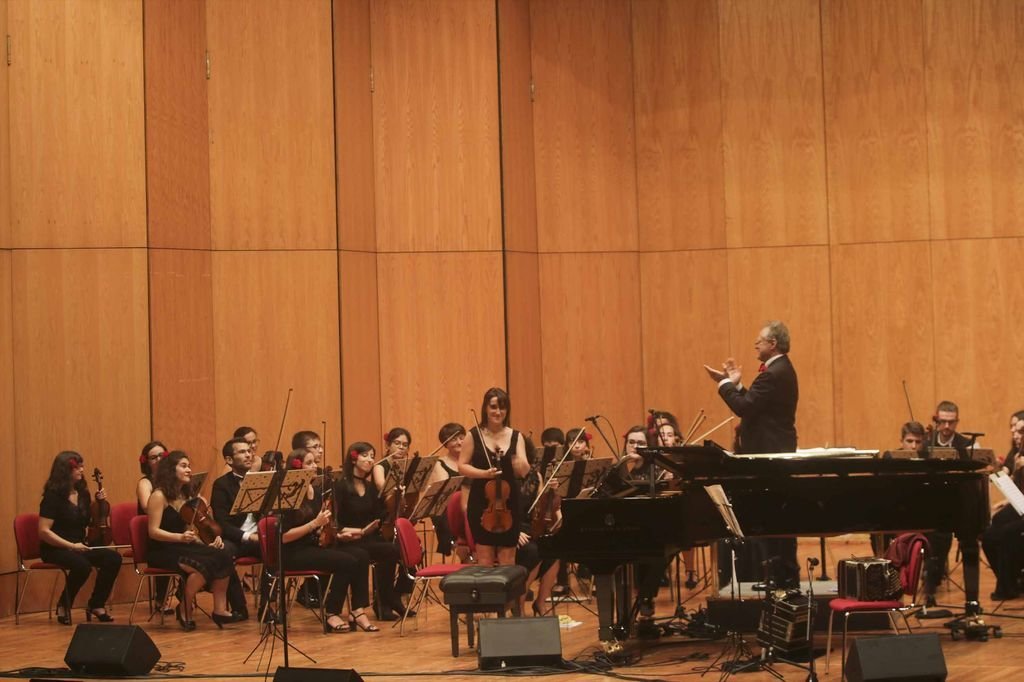 El concierto reunió sobre el escenario a la Orquesta Clásica de Vigo y al grupo Tangata.