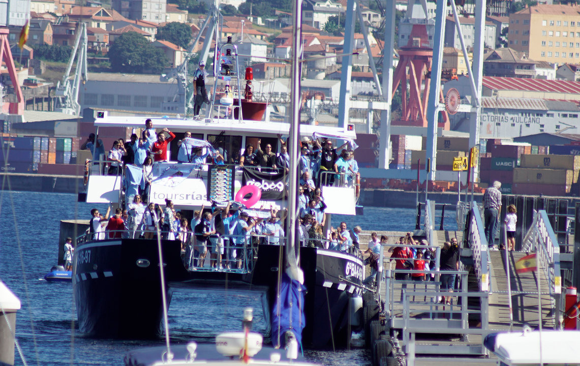 El catamarán de la peña &#34;Carcamáns&#34; atracó en el puerto de Vigo tras una feliz singladura desde A Illa.