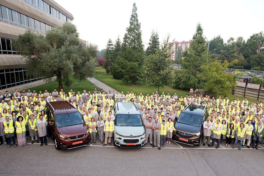Foto de familia con los tres nuevos vehículos que se fabrican en Vigo, Citroën Berlingo, Peugeot Rifter y Opel Combo.