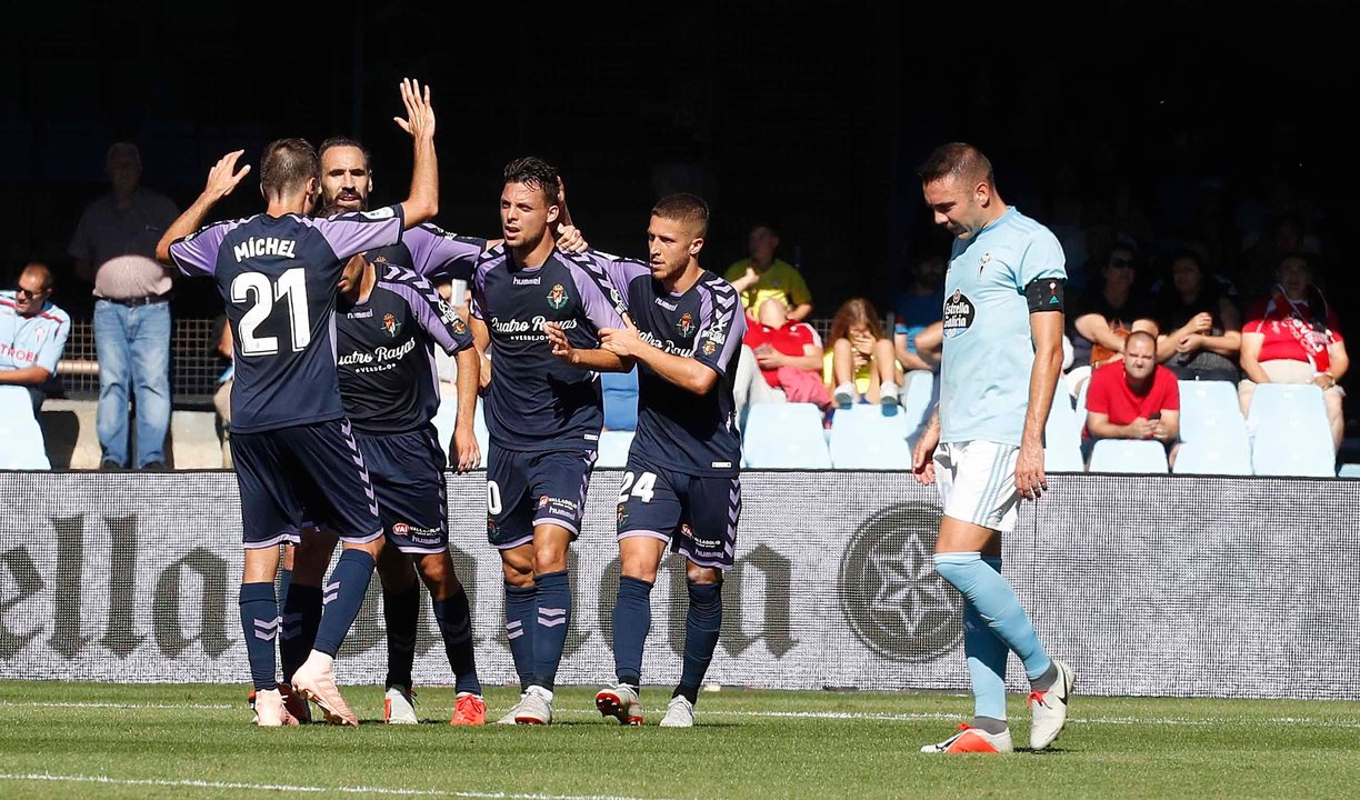 Los jugadores del Valladolid celebran uno de los tres goles que marcaron ayer en Balaídos ante un Iago Aspas cabizbajo.